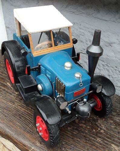 LANZ Bulldog Holzmodell Foto 3