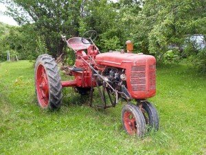 Historischer Traktor auf einer Wiese
