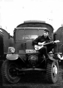 John Lennon auf einem Lanz Bulldog