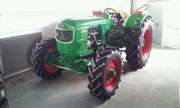 Deutz Allrad-Schlepper Modell 6005 Foto 1